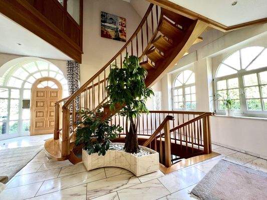 Echtholz-Einholmtreppe vom Keller bis in das Dach