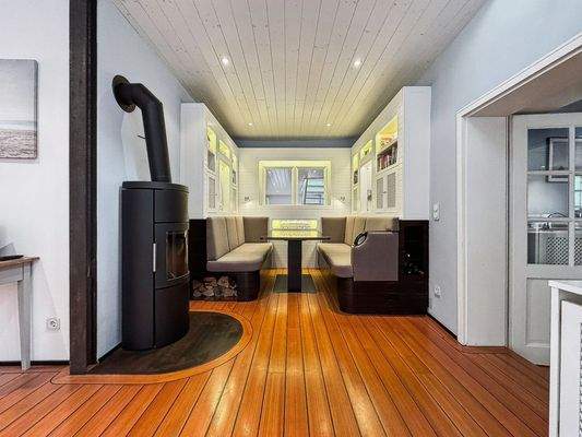 Essecke mit Einbauten u. Kamin