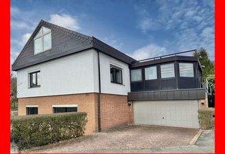 Hausansicht mit Garage