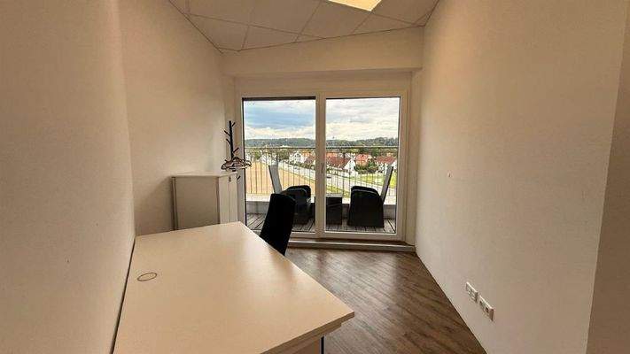 Lichtdurchflutete Büros ...