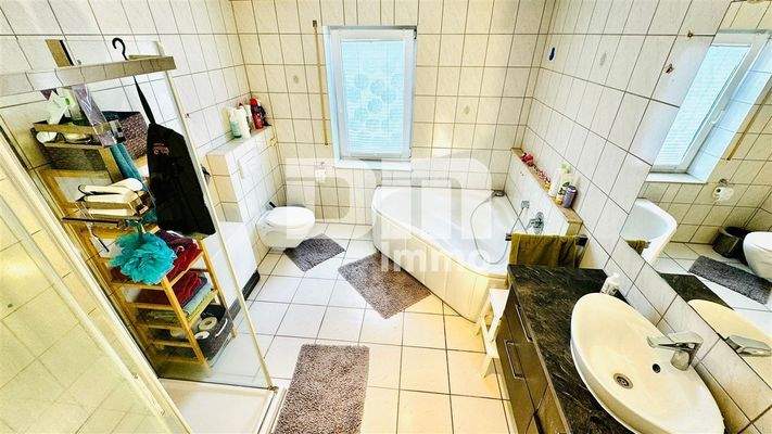 WE2 - EG Badezimmer / Wanne / Dusche