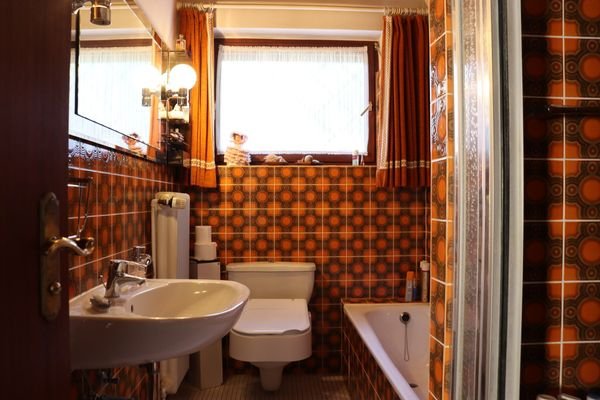 Badezimmer mit Wanne und Dusche