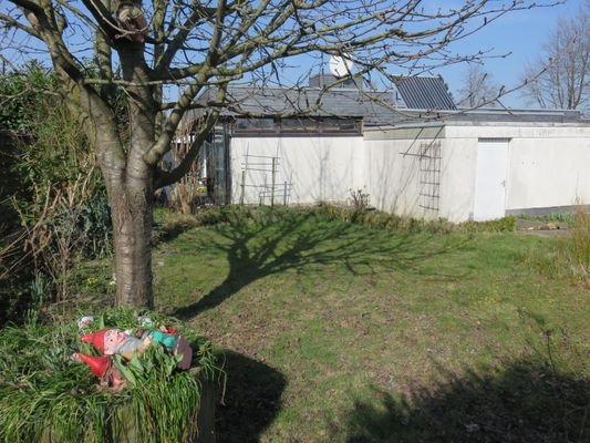 Eine Garage gehört zum Haus