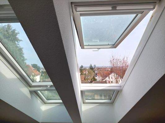 Galerie mit großen Fenstern und Skylineblick