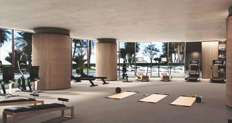 Großzügiger Sportbereich mit zahlreichen Sportgeräten