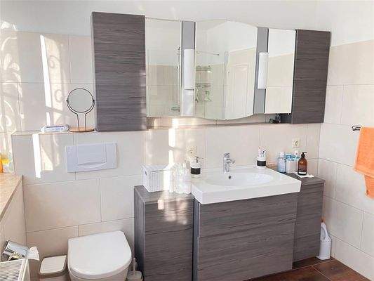 Bad mit Waschtisch und WC