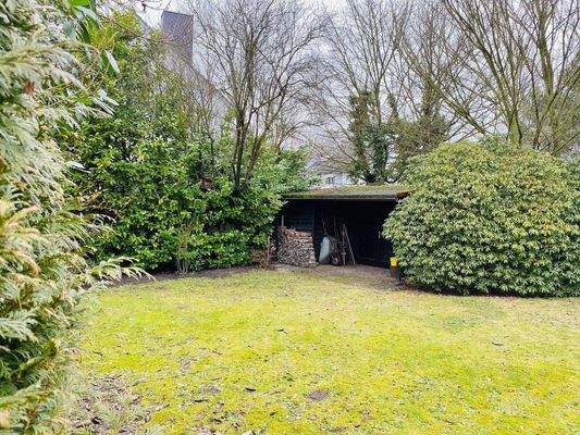 Idyllischer Garten mit Gartenhaus