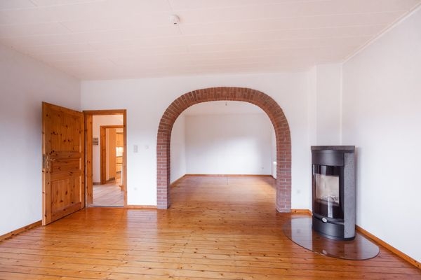 Wohn- & Esszimmer mit Echtholzdielen und Kaminofen