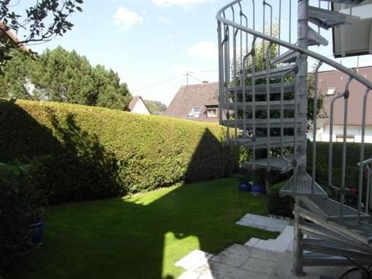 hinterer Gartenbereich mit Aufgang zur DG-Whg.
