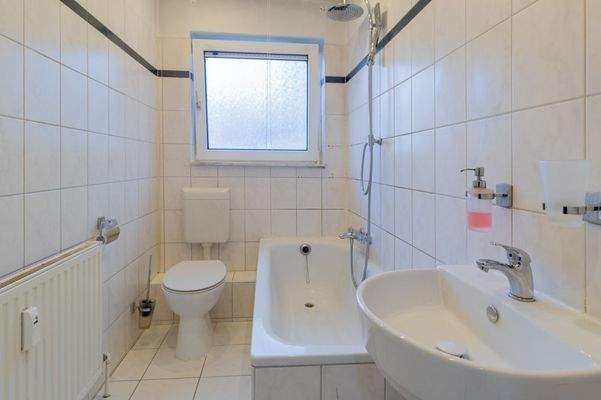 Tageslichtbad mit Badewanne