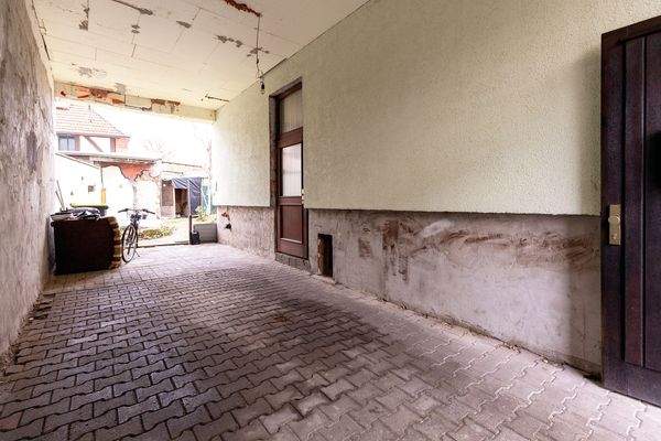 Toreinfahrt / Stellplätze