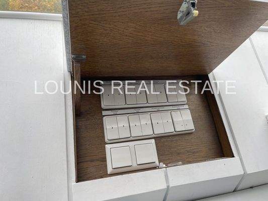 Schaltanlage für die Galeriefläche mit Abdeckung