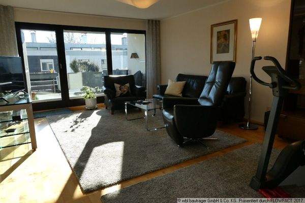 Große Fensterfront zum Balkon