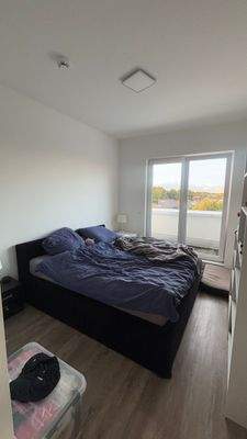 Helles Schlafzimmer mit Bett