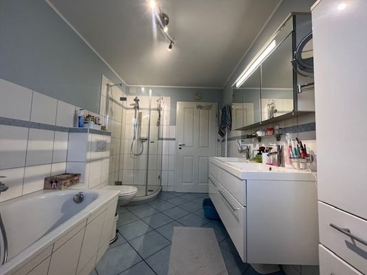 Badezimmer mit Fenster 