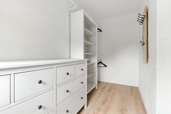 Ankleide an Schlafzimmer Erdgeschoss