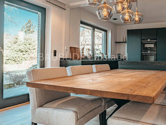 Designküche mit Essbereich