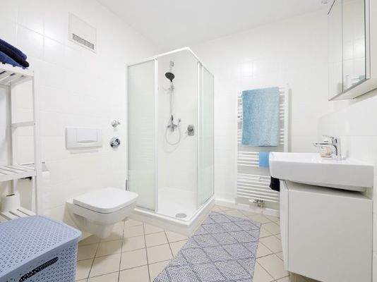 107 Bad mit Dusche und WC (1 von 1)