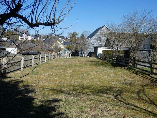 Wiesengrundstück mit Blick zum Anwesen