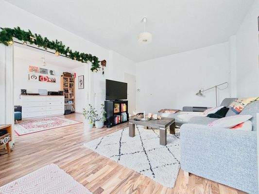 ...mit Blick in das mit Schiebetüren abtrennbare ...