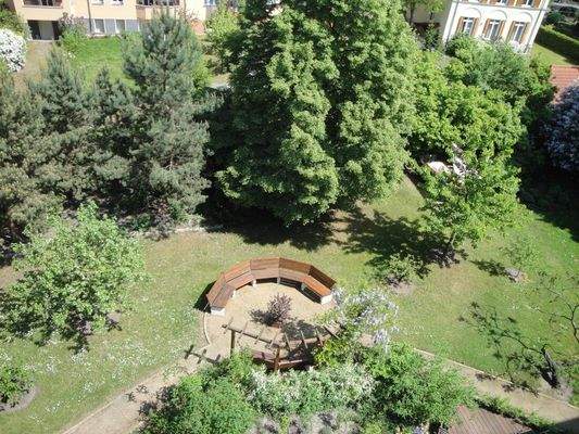 *Blick vom Balkon in den Garten