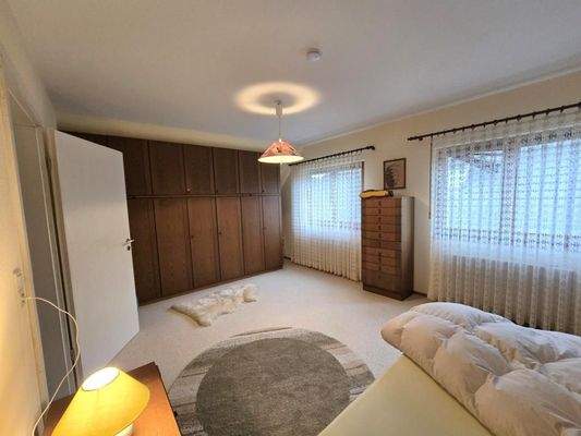 Großzügiges Schlafzimmer