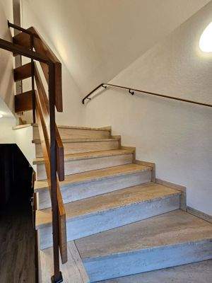 09 Treppenaufgang innerhalb Wohnung.jpg