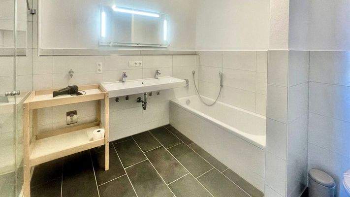 Hauptbad mit Dusche und Wanne