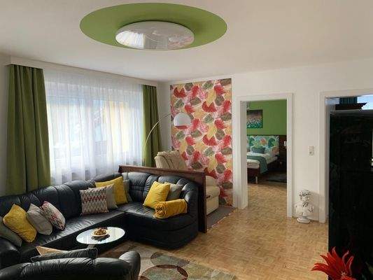 Wohnzimmer mit Zugang zu Balkon, südseitig