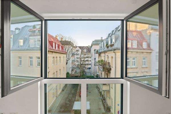 Private helle Wohnung durch Schneise auf gegenüberliegender Straßenseite