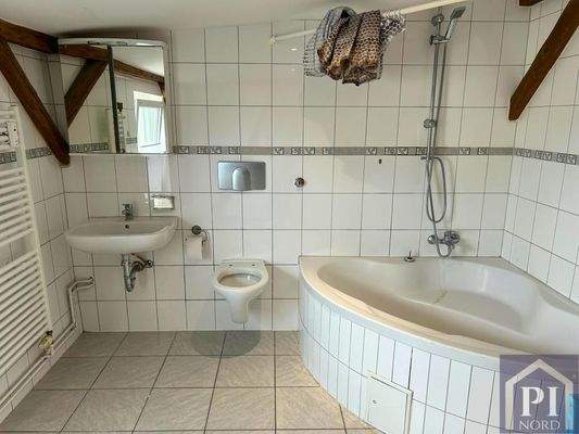 Großes Badezimmer mit Regendusche und Wanne