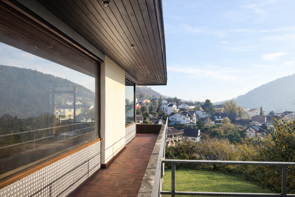 BALKON OG - KI GENERIERT