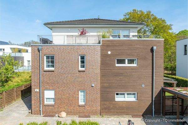 Vorderansicht mit Drohne