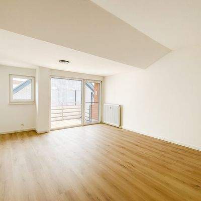 Wohnzimmer mit Balkon und Küche. 