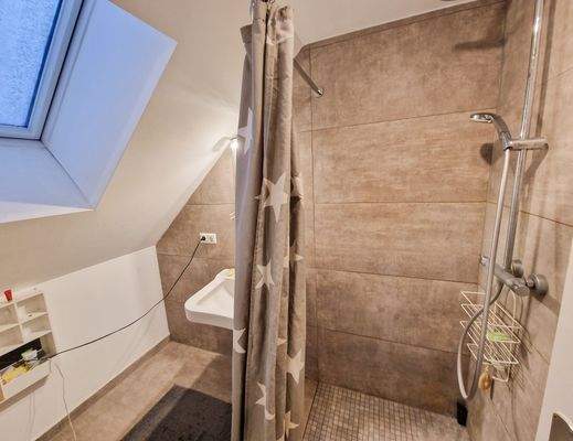 Modernes Duschbad mit Fenster