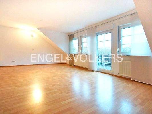 Wohnbereich mit Zugang zum Balkon