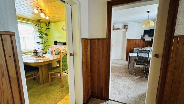 Flur mit Zugang zum…