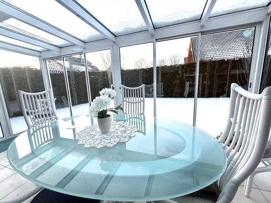 Ausblick in den verschneiten Garten