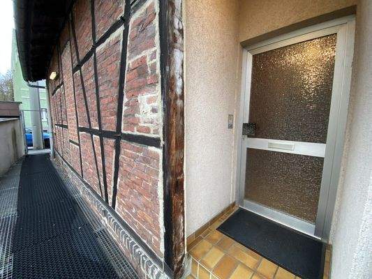 Hauseingang mit Blick zur Straße