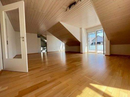 Lichtdurchflutetes Wohn- und Esszimmer