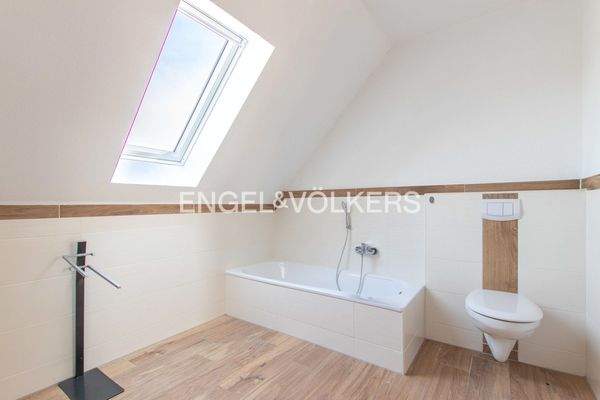 Badezimmer mit Wanne - DG