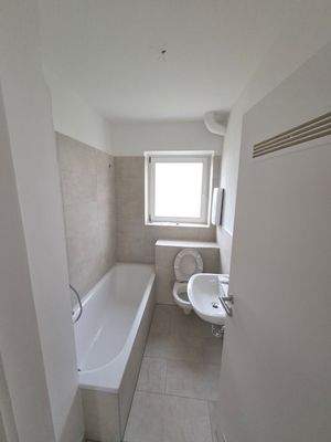 Helles Badezimmer mit Wanne