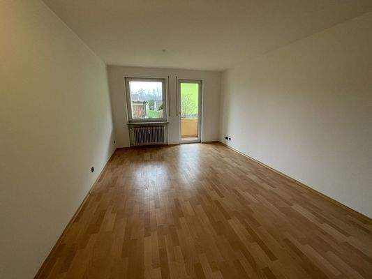 Wohn und Esszimmer mit Austritt auf den Balkon im EG