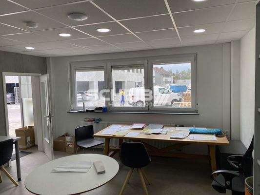 abgehängte Decke mit LED-Beleuchtung