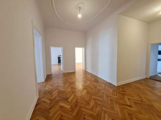 großer Eingangsbereich.jpg