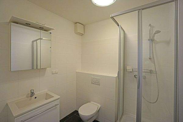 kleines Bad mit Dusche und WC