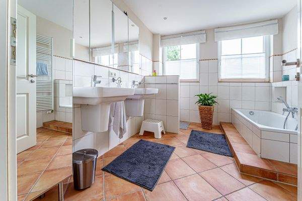 Vollbadezimmer mit Doppelwaschbecken.