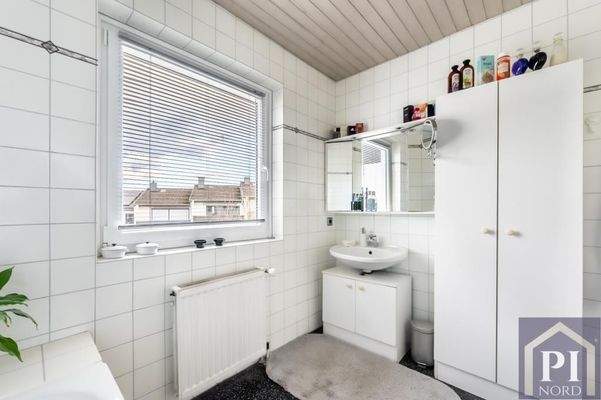 Wannenbad mit großem Spiegel- und Schrankbereich