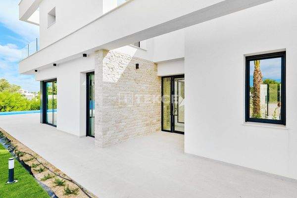 Modern Detached Villas with Pool and Parking in Monte Zenia
