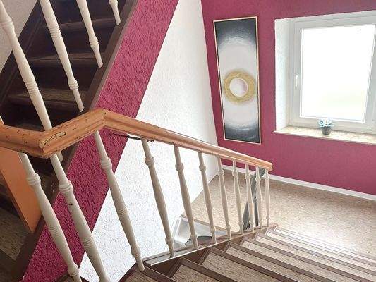 Gepflegtes, helles Treppenhaus.